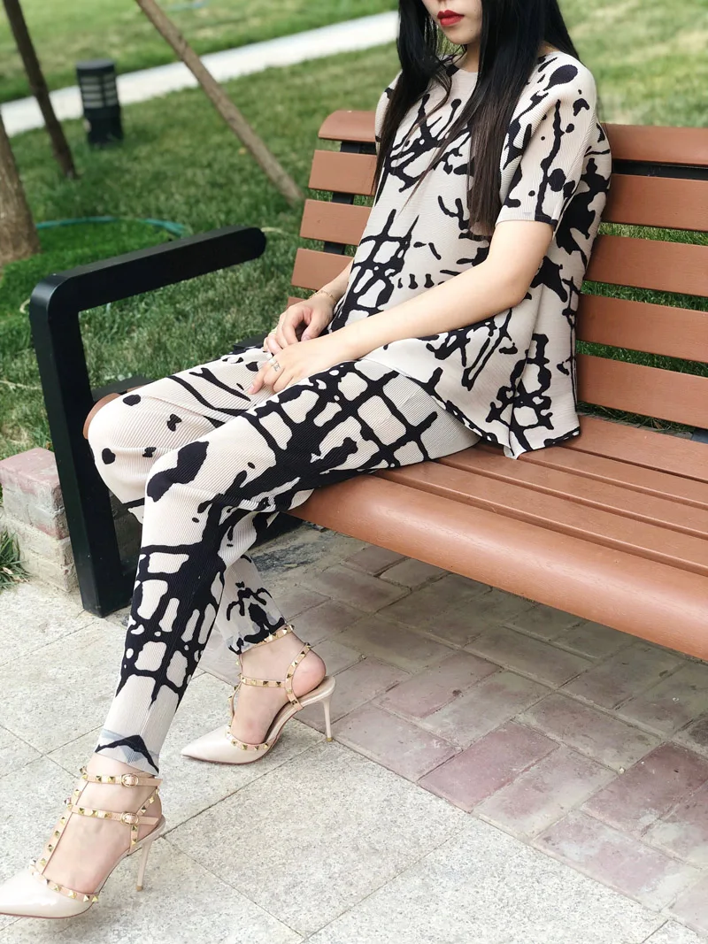New summer miyake folds set two-piece set of age-reducing pants + tshirt fashion temperament European female self-cultivation