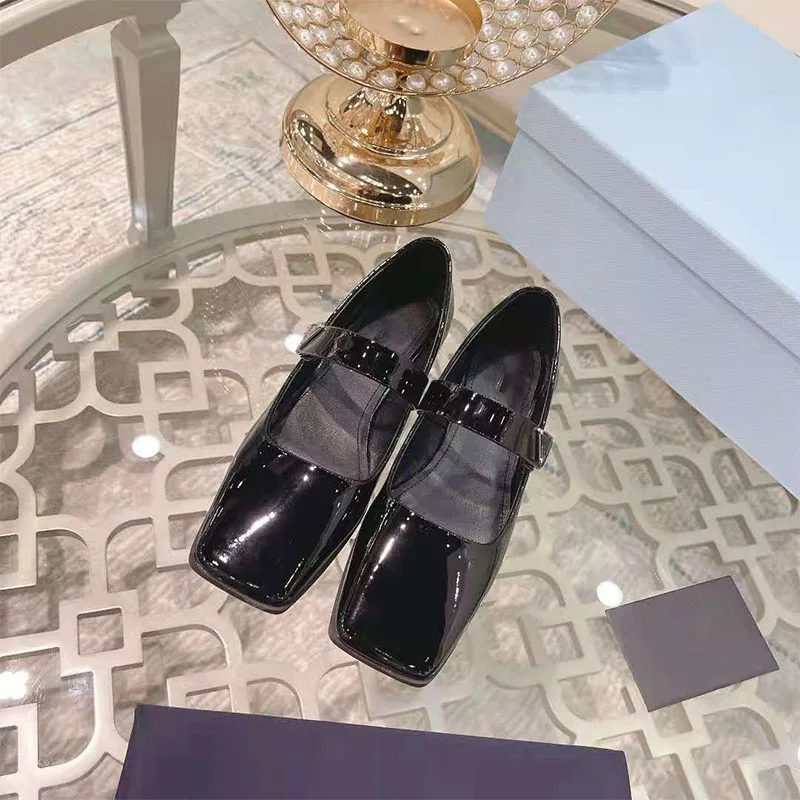 

Женские винтажные Туфли Мэри Джейн, стильные Романтические черные лакированные туфли на квадратном каблуке, с треугольными пуговицами, во ...