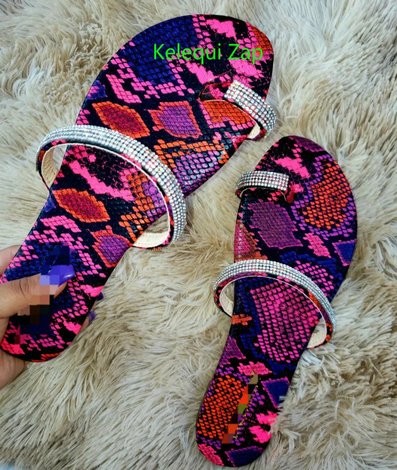 

2020 Toe Ring Summer Rainbow Print Slides Flat Bottom Non-slip Flip Flop Women Sandals Outdoor Wild Rhinestone Beach Slippers