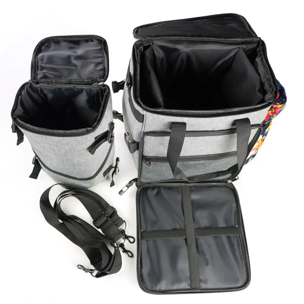 Сумка для перевозки домашних животных с набором для хранения игрушек и одним контейнером для корма.