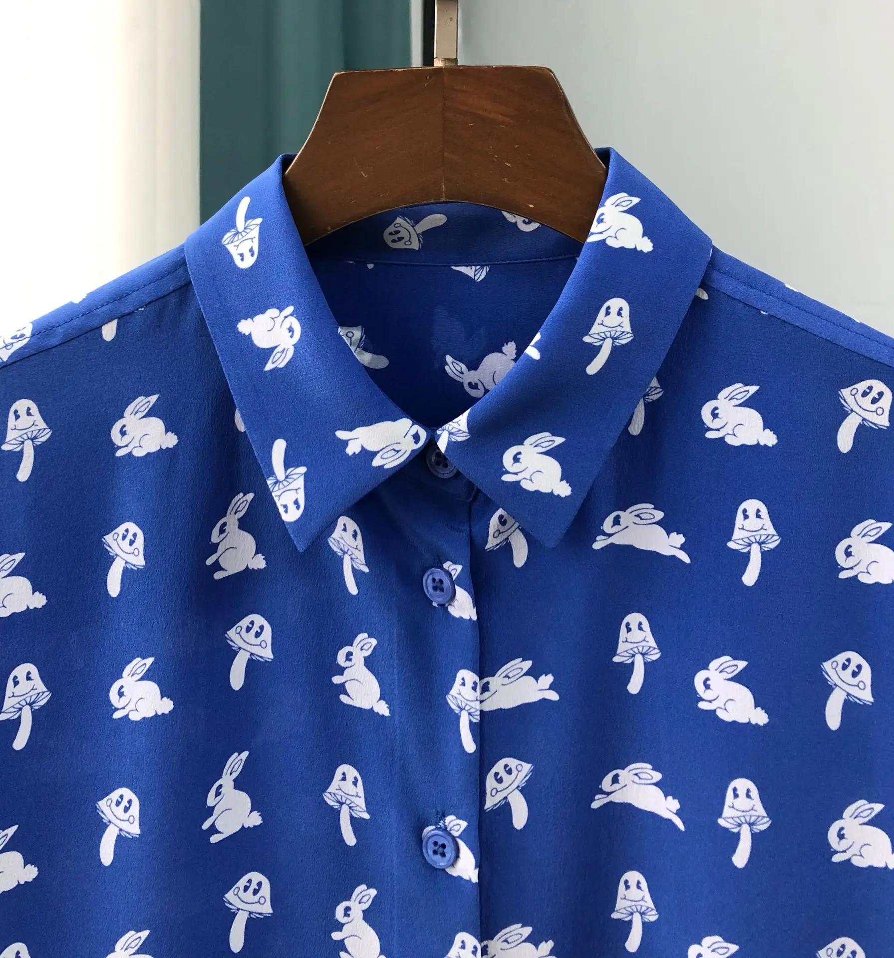 Женская рубашка с милым белым кроликом и грибом шелковая длинными рукавами