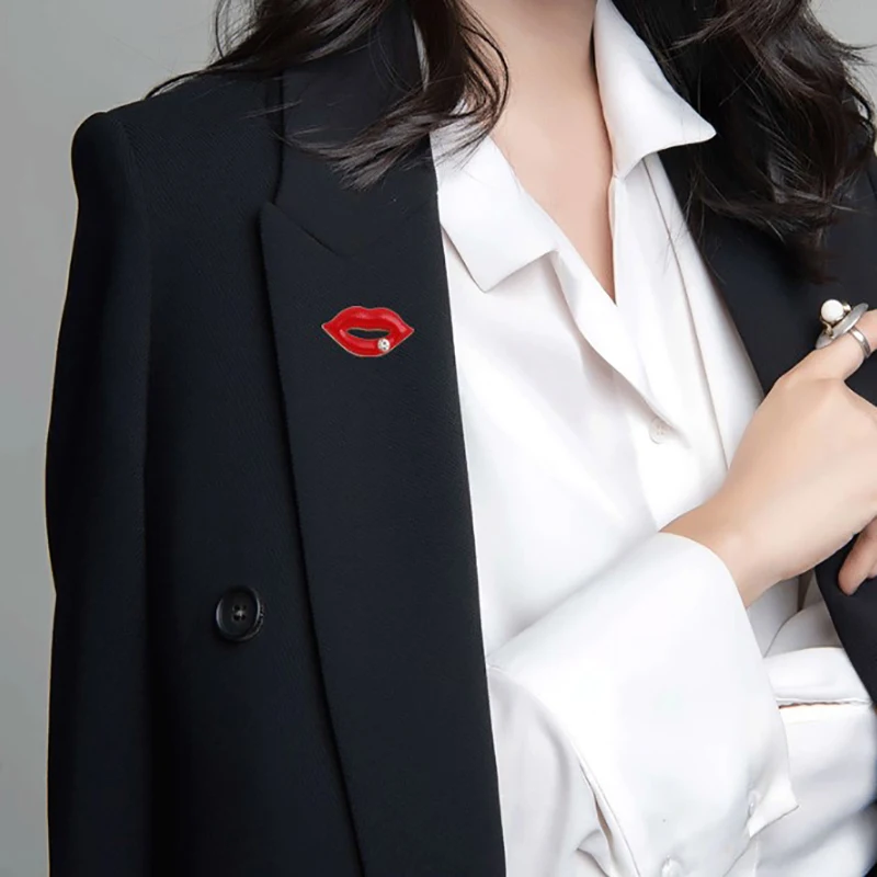 1 шт. красного цвета Стразы губы броши для женщин модная сексуальная брошь в виде