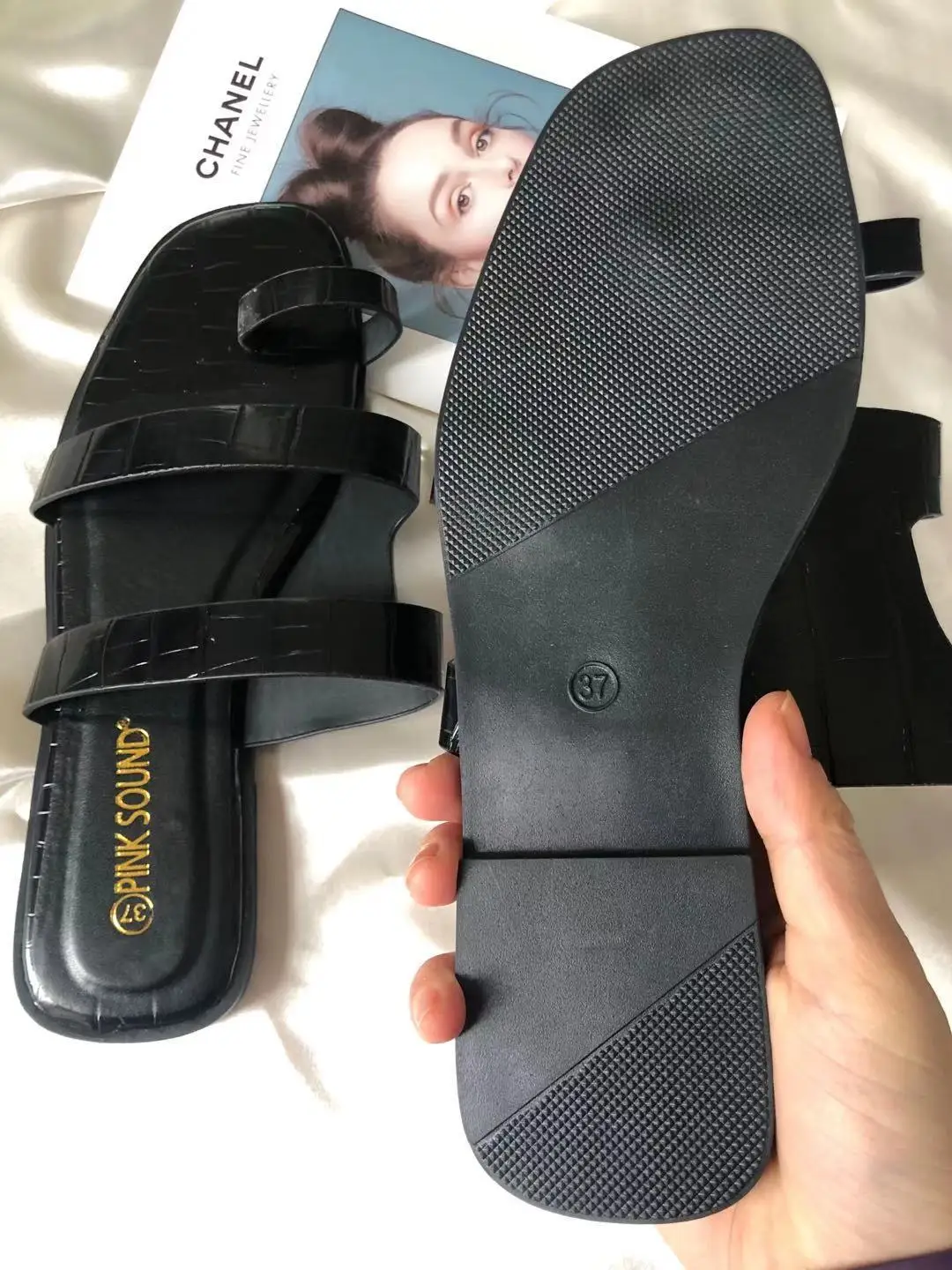 

Trendy Celebrities Luxury Slippers Women Flat Heel Pleated Leather Rubber Sole Ring Toe Outside Flip Flops Fashion Shoes Ladies