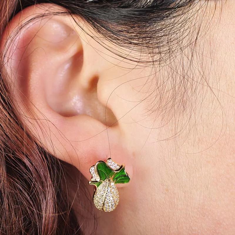 Женские серьги-гвоздики с фианитом золотого цвета | Украшения и аксессуары