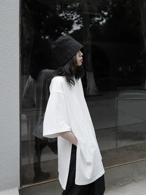 Женская футболка с коротким рукавом белая большого размера круглым вырезом и