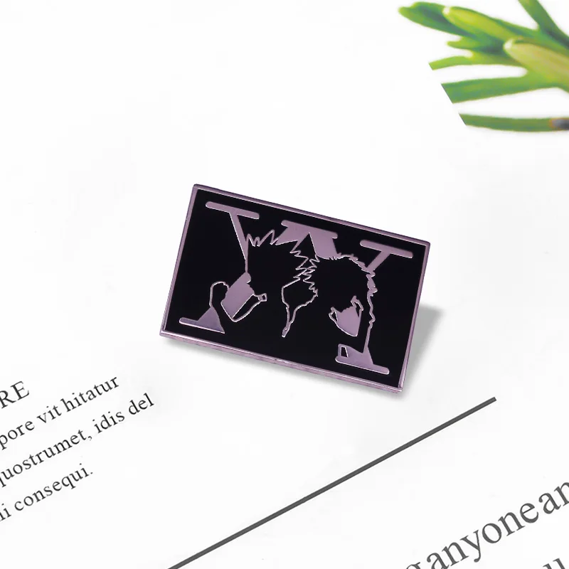 Эмалированная брошь Hunter X с V-образным логотипом на черном фоне