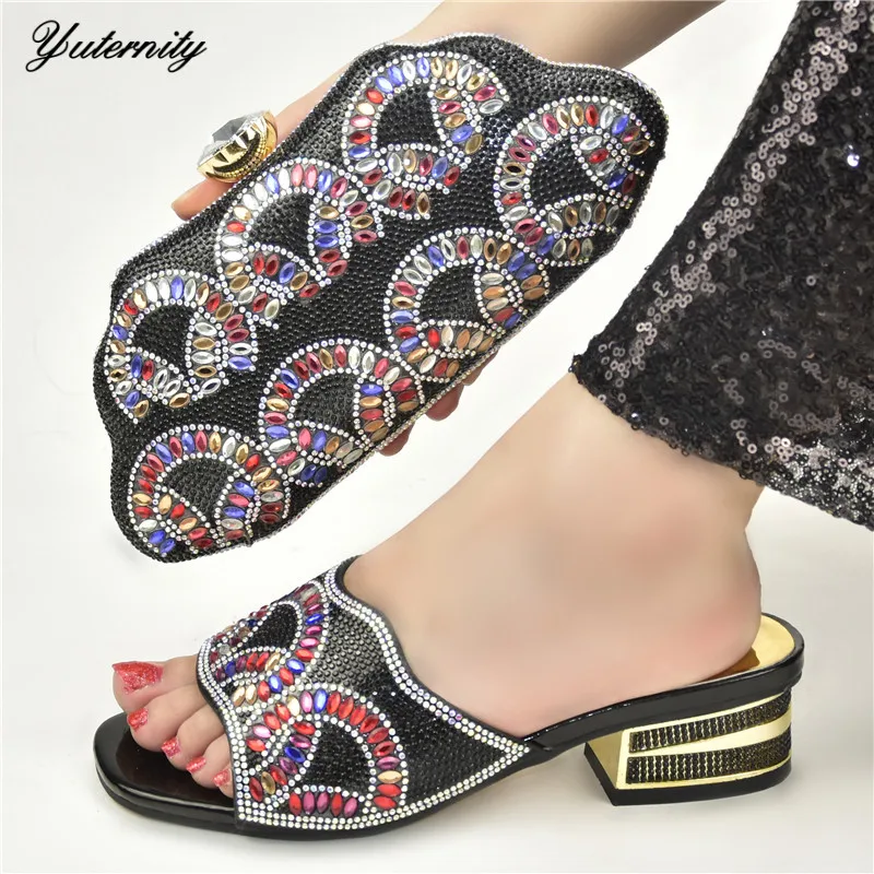 Модный комплект: итальянская элегантная Стразы обувь и подходящая сумка в