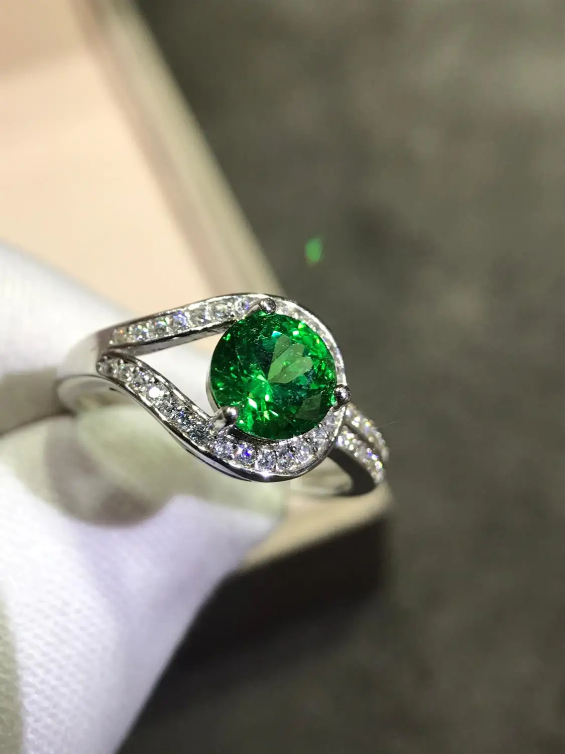 Кольцо женское из серебра 925 пробы с изумрудом 1 карат