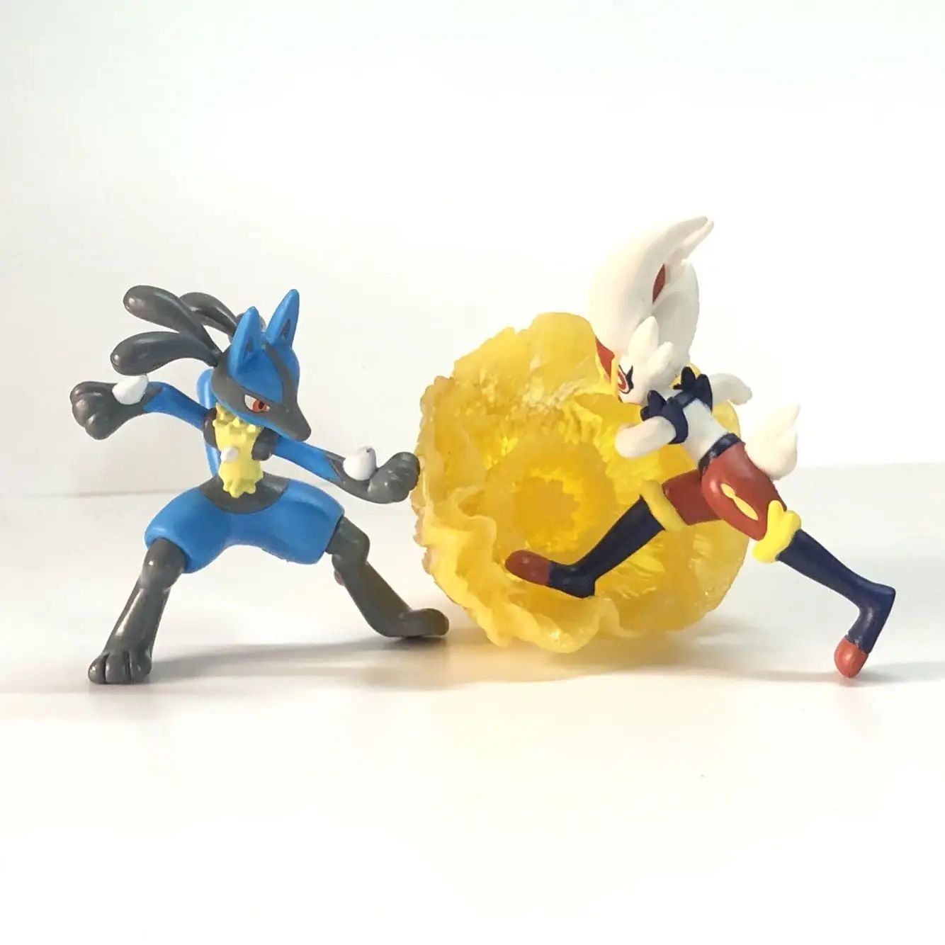 

TAKARA TOMY оригинальный Покемон Cinderace Lucario Scorbunny милая фигурка модели игрушки