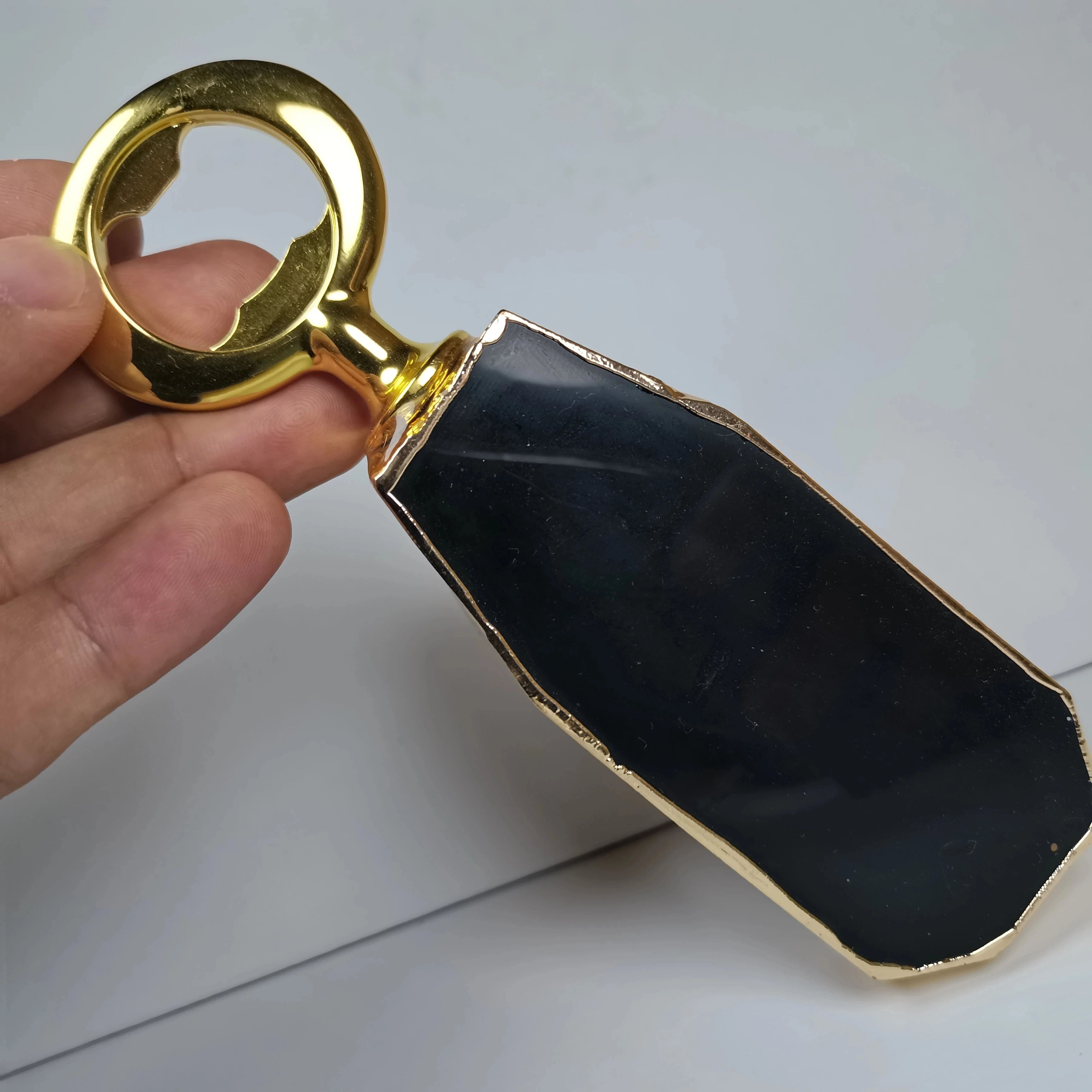 

High Quality1pcs Natural Stone Bottle Opener Beer Bottle Opener Personality Obsidian Crystal Electroplating Gold Edge Si LU
