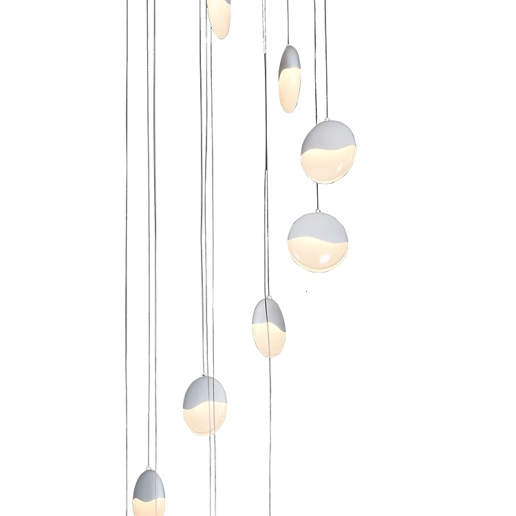 Торговый центр гостиница длинная лестница декоративные шарики высокая