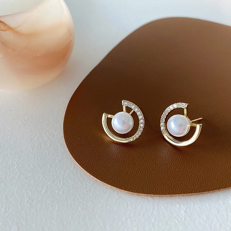 

Fashion Design Pearl Stud Earrings For Women Elegant Round Gold Ear Jewellery Ladies Gift