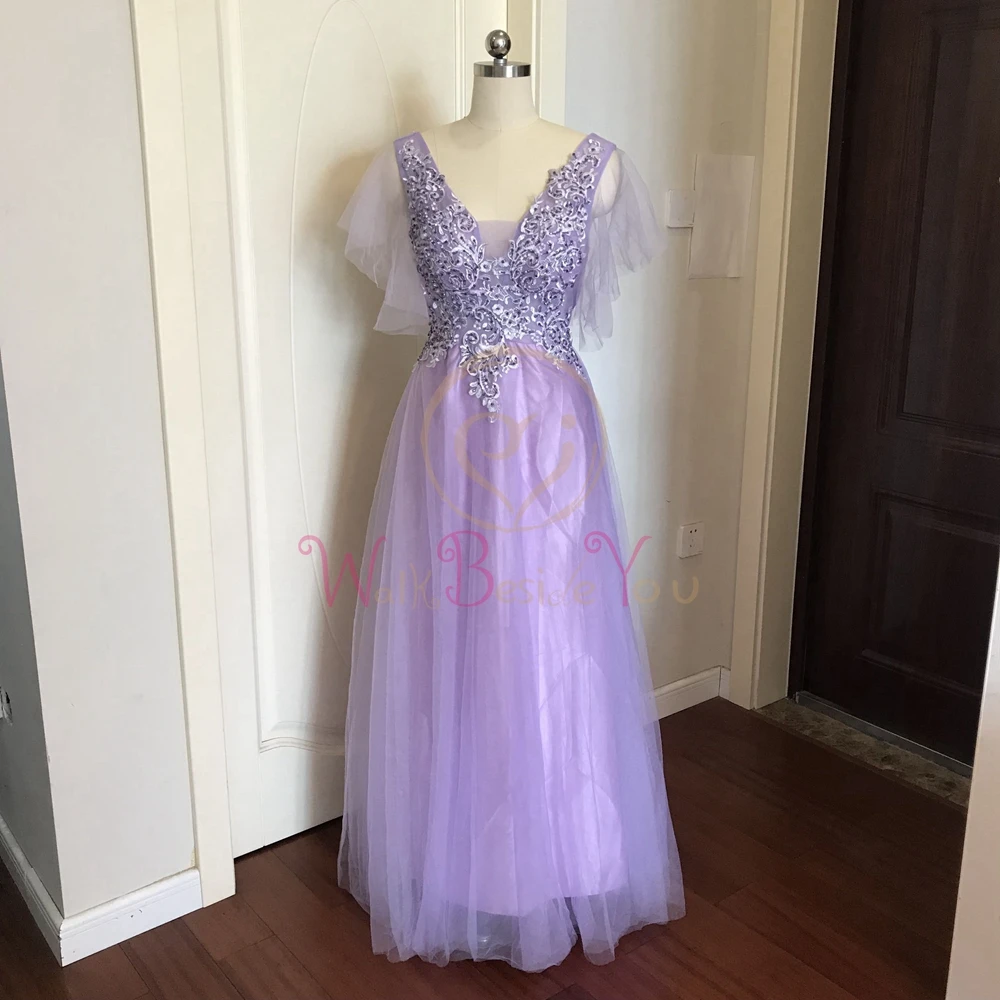 Вечернее платье из тюля светло-фиолетового цвета с V-образным вырезом и