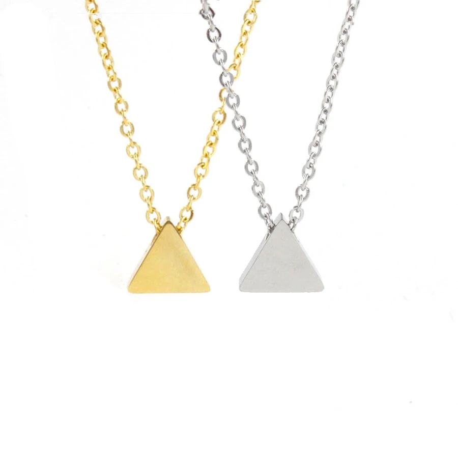 

Минималистичное крошечное треугольное ожерелье с кулоном, доступен лазер с именем инициала на заказ