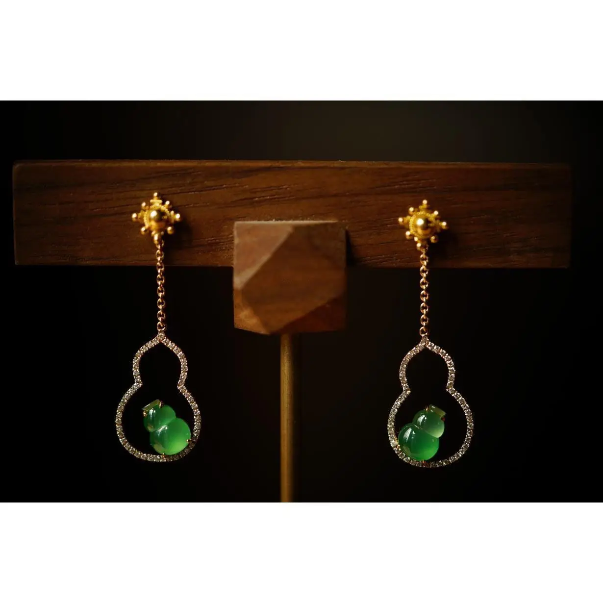 Серьги-гвоздики из серебра 925 пробы с натуральным зеленым халцедоном | Украшения