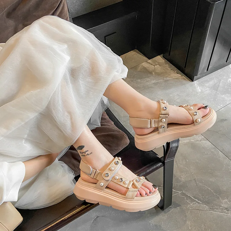 Женские босоножки на плоской подошве универсальные кожаные толстой и среднем