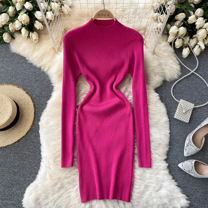 Женское трикотажное платье-свитер с воротником-стойкой и длинным рукавом