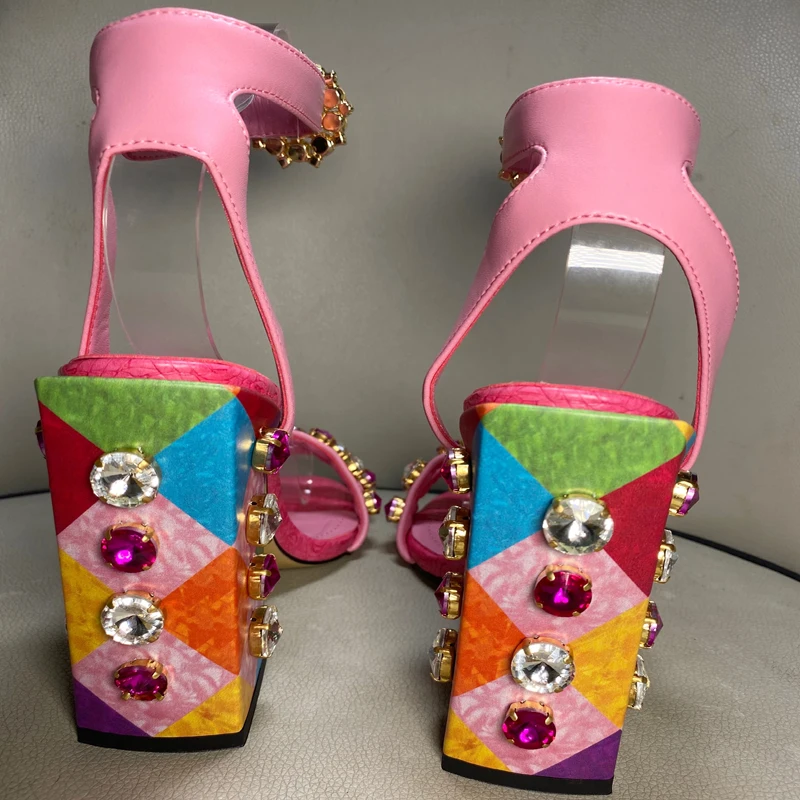 Розовые женские летние сандалии с ремешком на щиколотке массивном высоком