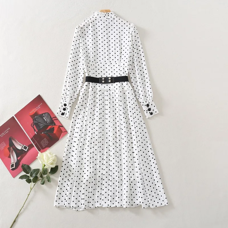 

Женское платье в горошек, белое платье до середины икры с воротником-стойкой, поясом и бисером, весна 2021