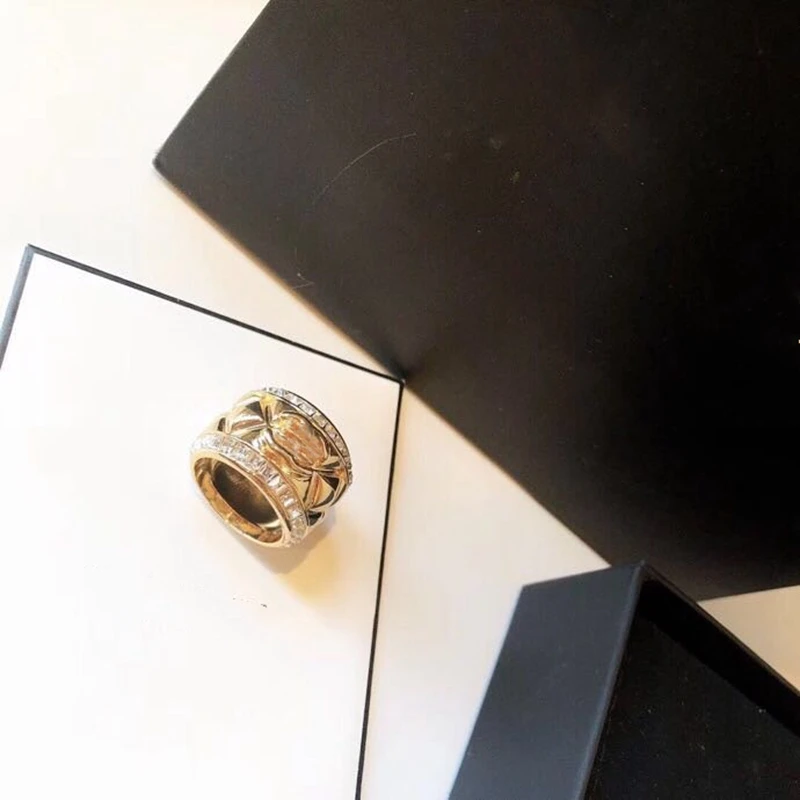 Модное кольцо из камня с цирконием желтое золото буквенным крестом медное