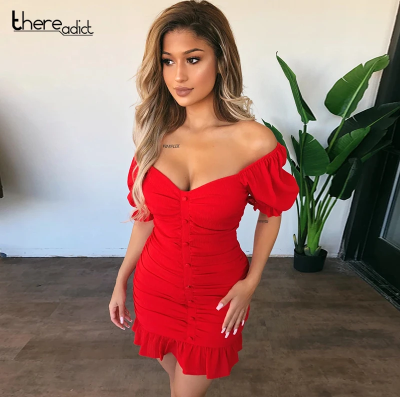 Мини красное платье с открытыми плечами и оборками Соблазнительные вечерние
