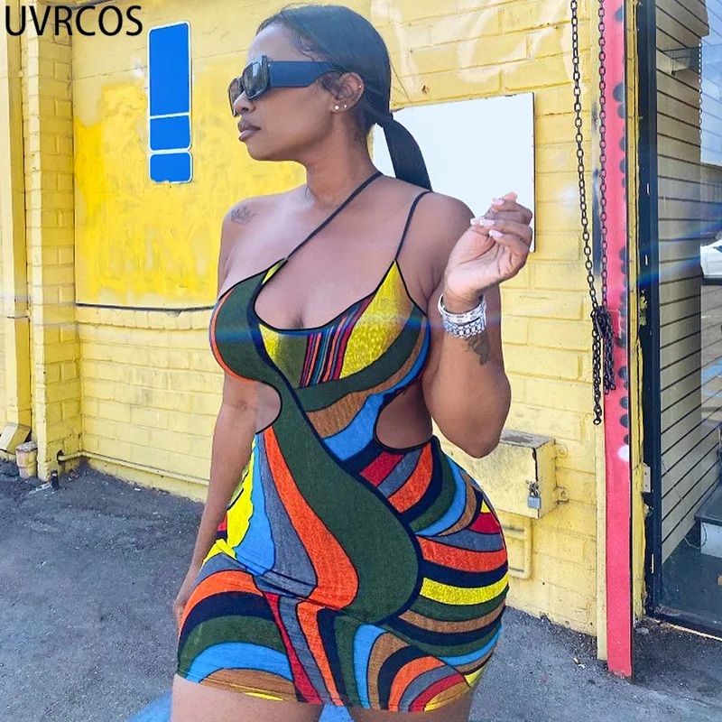 

Женское платье-мини с абстрактным принтом, на бретельках