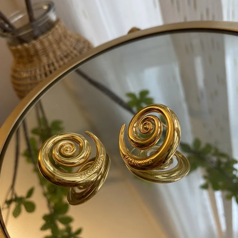 

European and American antique jewelry court Circle Earrings real gold and silver needle color protection Earrings