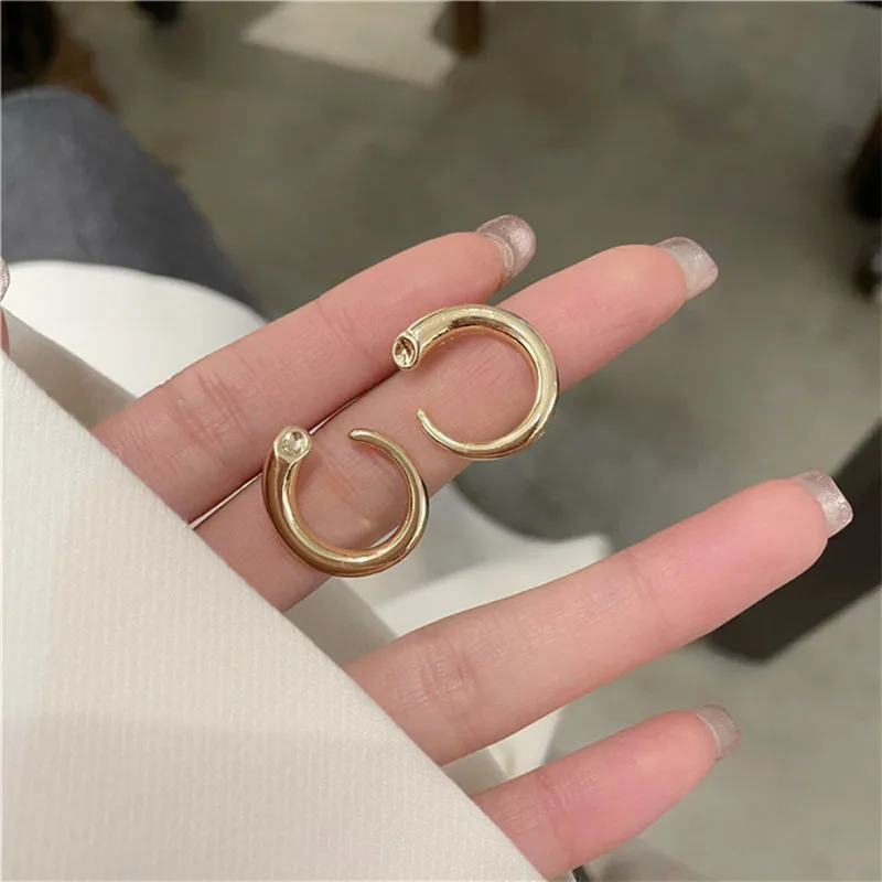 

Europe and the United States metal stud earrings female contracted distorted circle earrings south Korean web celebrity persona