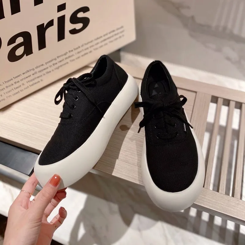 

latest design for rivets Fashionable ladies' casual shoes Anti-skid and wear-resistant European and American style Lady's flat s