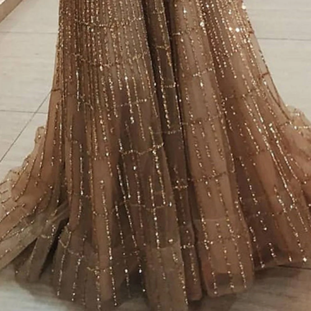 Женское вечернее платье с блестками и открытыми плечами элегантное блестящее