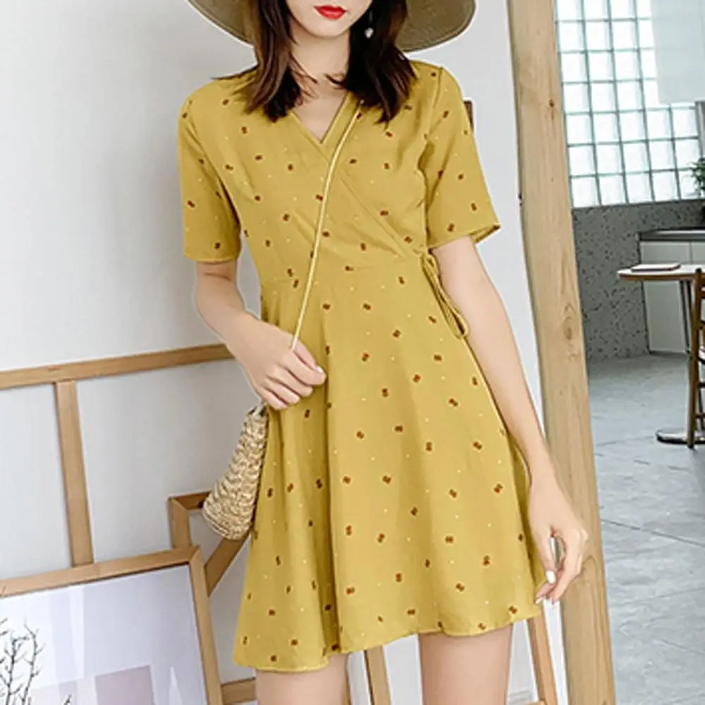 Мини-платье с цветочным принтом v-образный вырез короткий рукав узкое винтажное