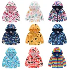 2020 Весенняя детская одежда куртки для мальчиков детская ветровка на молнии с капюшоном Модное детское пальто с принтом верхняя одежда для девочек