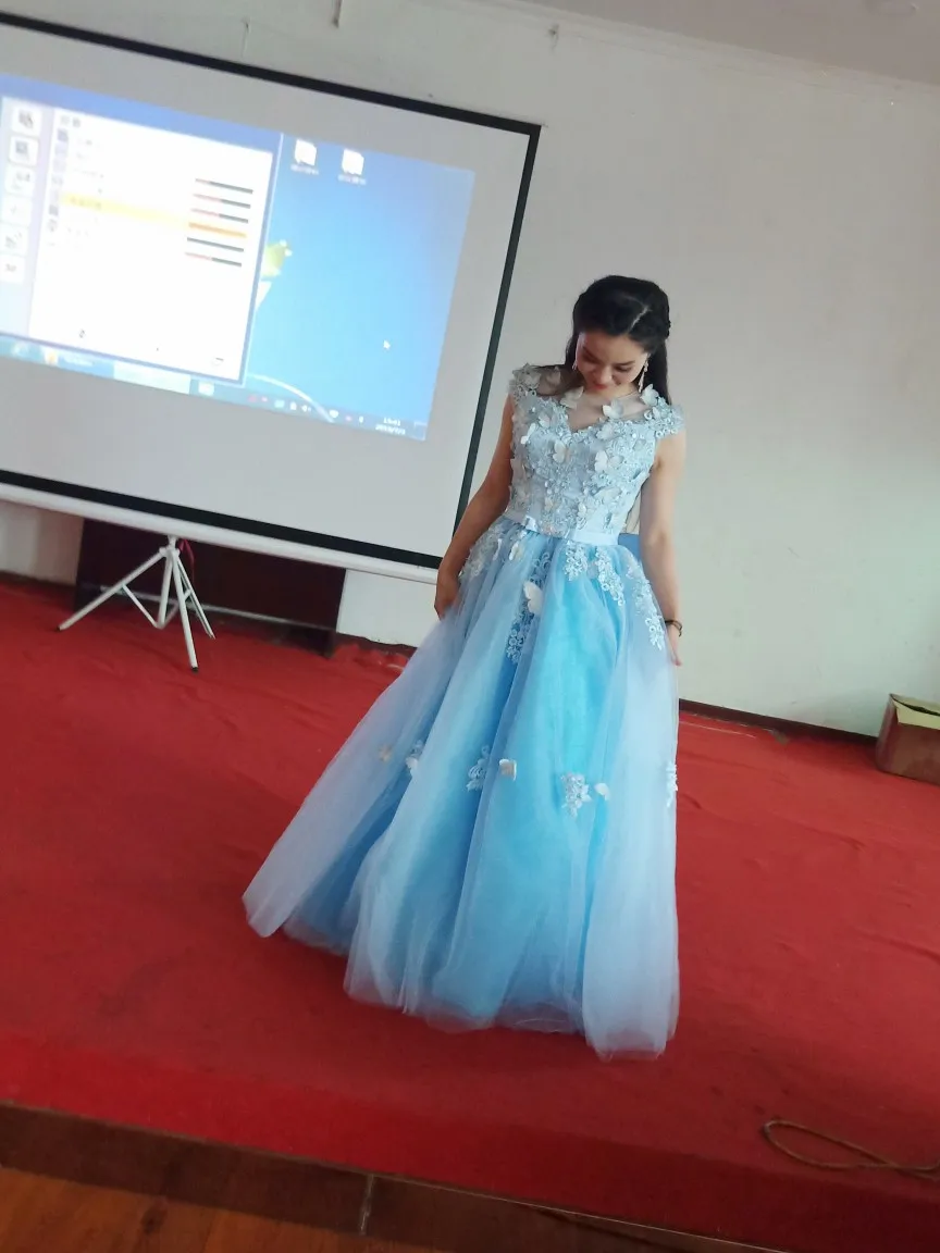 Женское вечернее платье А силуэта небесно голубое формальное до пола с цветами и