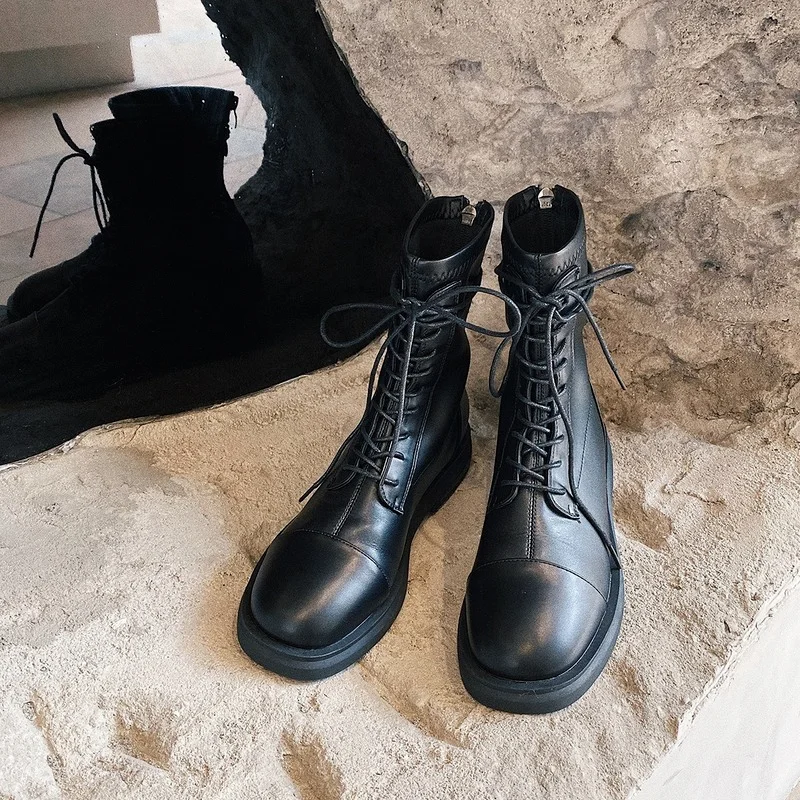 

Короткие женские сапоги осень-зима 2021 универсальные кожаные сапоги на толстой подошве Женские Британские ветрозащитные сапоги на шнуровке...