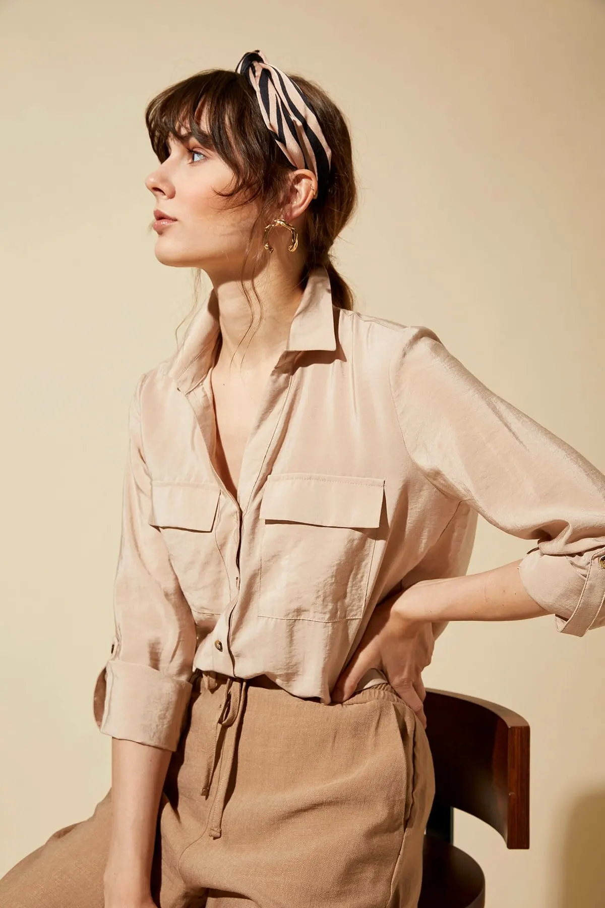 

Женская бежевая рубашка с длинным рукавом и 2 карманами