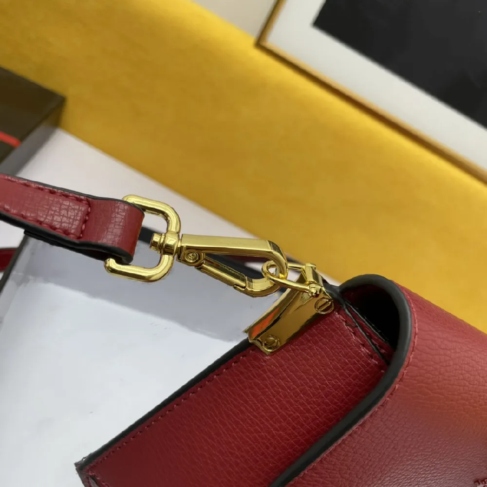 

2021 new high-quality leather one-shoulder messenger bag