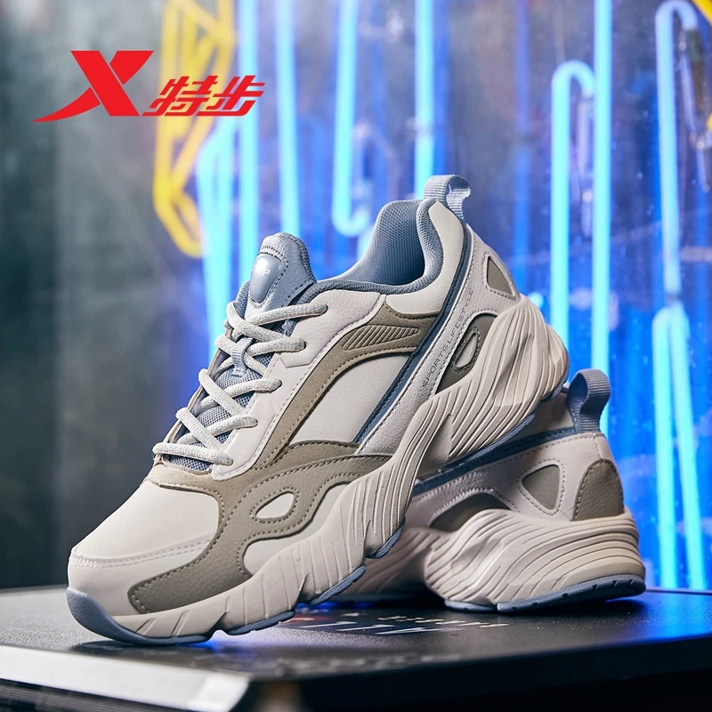 Женские кроссовки для отдыха Xtep черные белые на массивной подошве увеличивающие