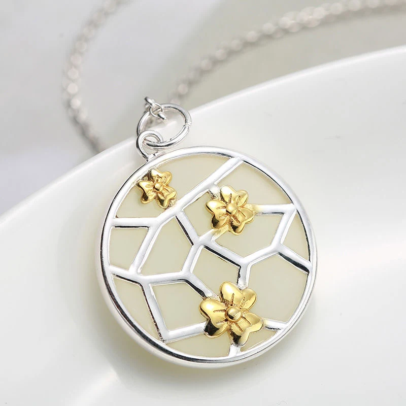 

Ожерелье с круглой подвеской в виде цветка сливы