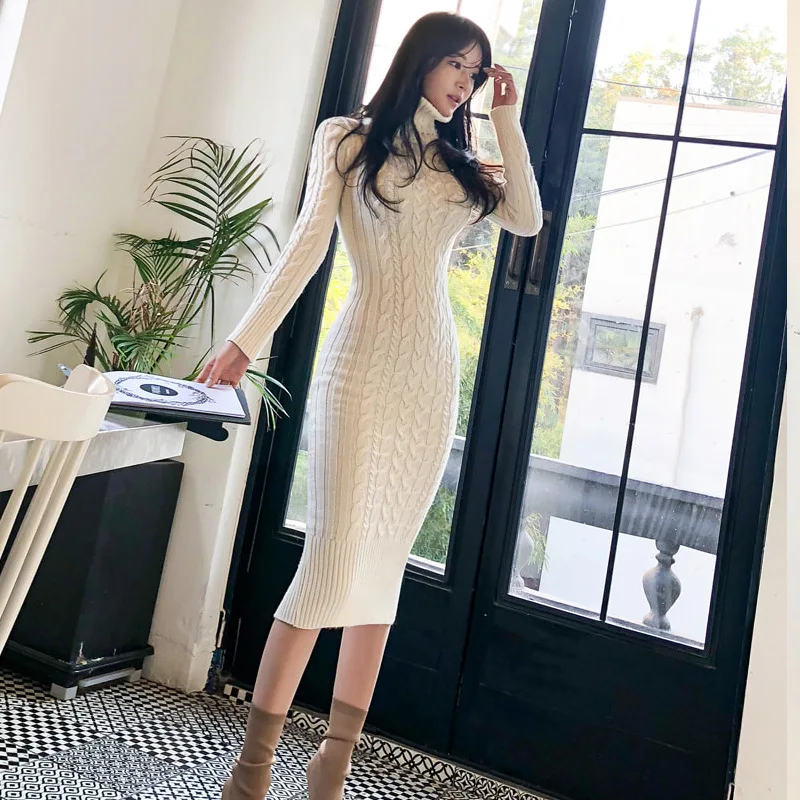 Женское облегающее платье с высоким воротом элегантное и очаровательное вязаное