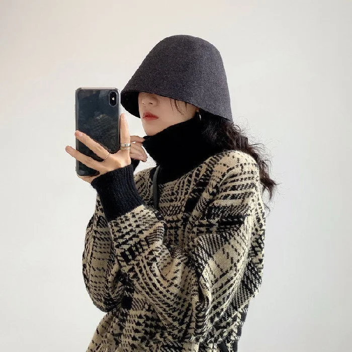 

Женский свободный свитер-водолазка в стиле ретро