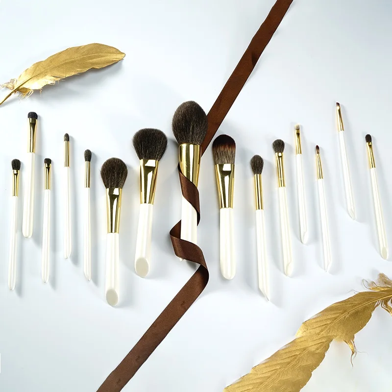 Набор профессиональных кистей для макияжа ручной работы мягкие голубые белки