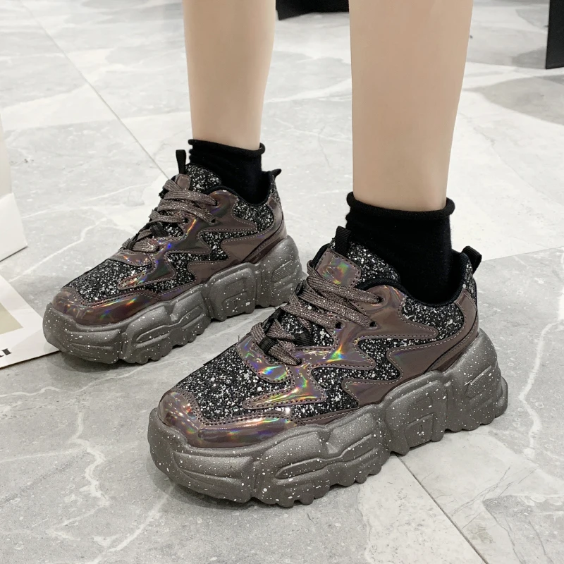 Женские массивные кроссовки на платформе 5 см черные или красные повседневные