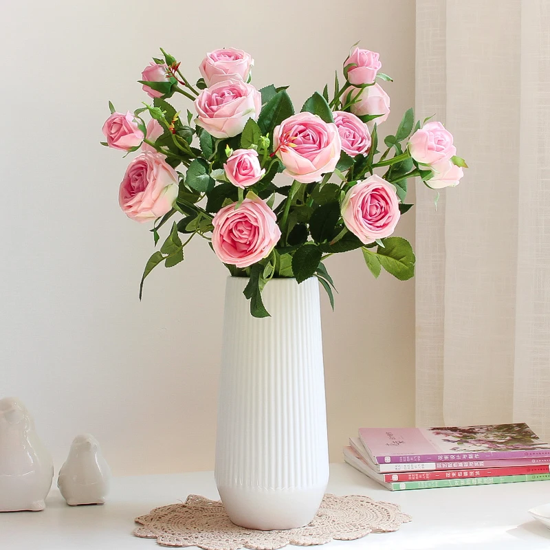 Белая обтекаемая керамическая ваза для стола Цветочная композиция