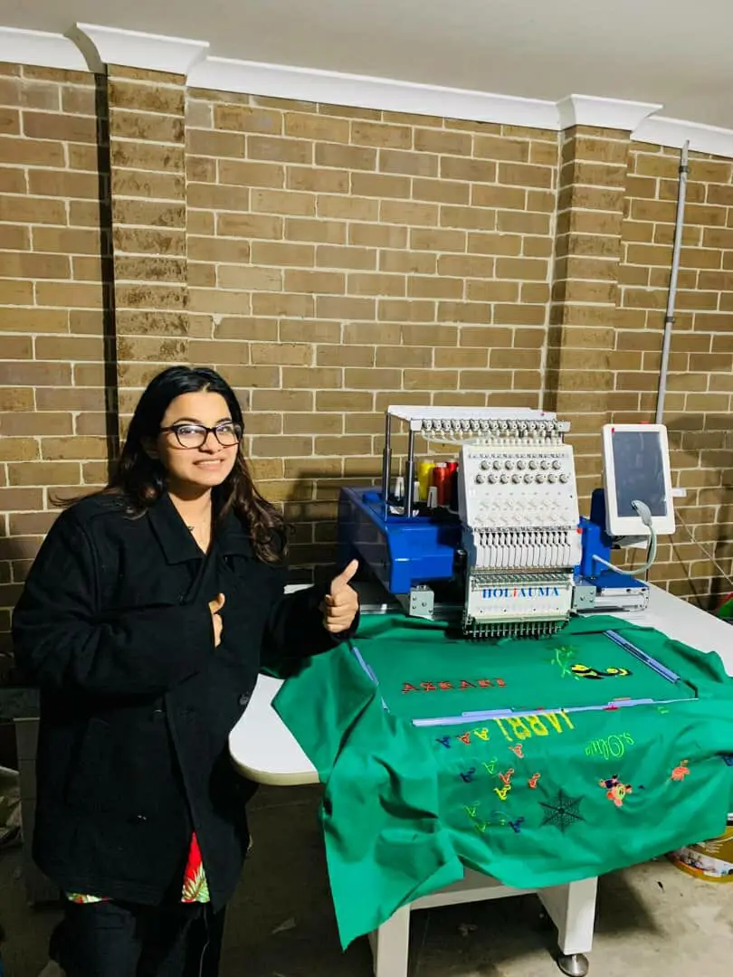 Профессиональная компьютеризированная вышивальная машина 15 цветов с одной