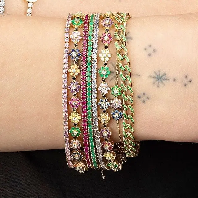 Женский браслет с разноцветными Фианитами золотистый/серебристый на запястье