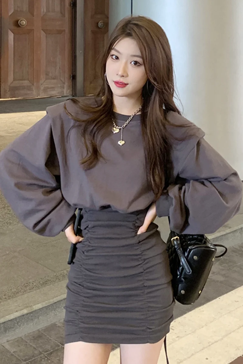 Женское платье с длинным рукавом серая облегающая короткая юбка на бедрах модель
