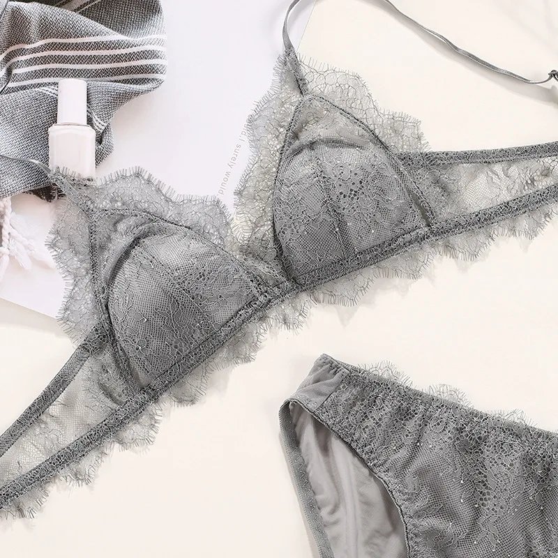 Пикантный французский бюстгальтер кружевной треугольный с ресничками и трусики