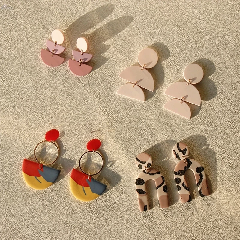 AOMU 2021 Корейская мода Геометрические круглые полукруглые красочные розовые серьги из акриловой глины с длинными подвесками для женщин Ювелирный подарок.