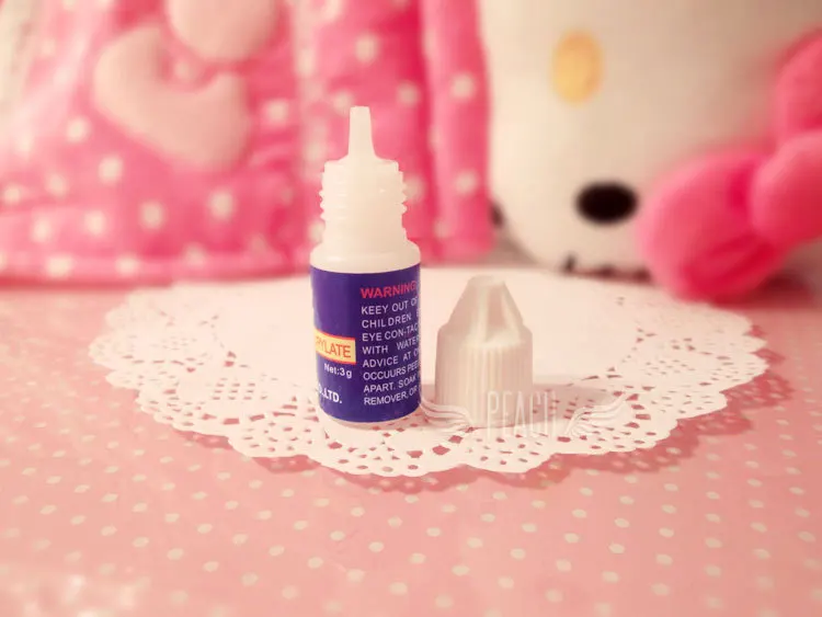 Маникюрные инструменты в маникюрном магазине профессиональный клей для