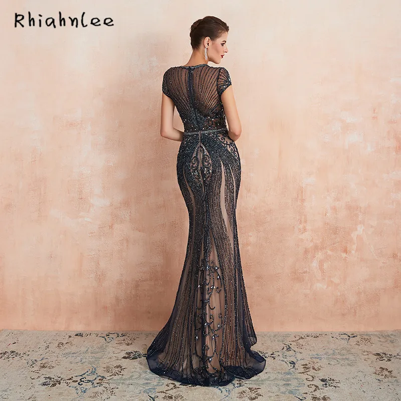 Женское вечернее платье украшенное стразами с вырезом на шее | Свадьбы и